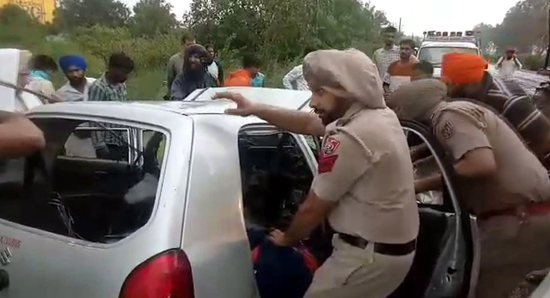 Police cops extricating dead bodies from the accident vehicle at Bhojpur in Jallandhar area of Punjab.