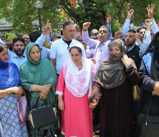 Masters protesting in Srinagar on Wednesday. —Excelsior/Shakeel