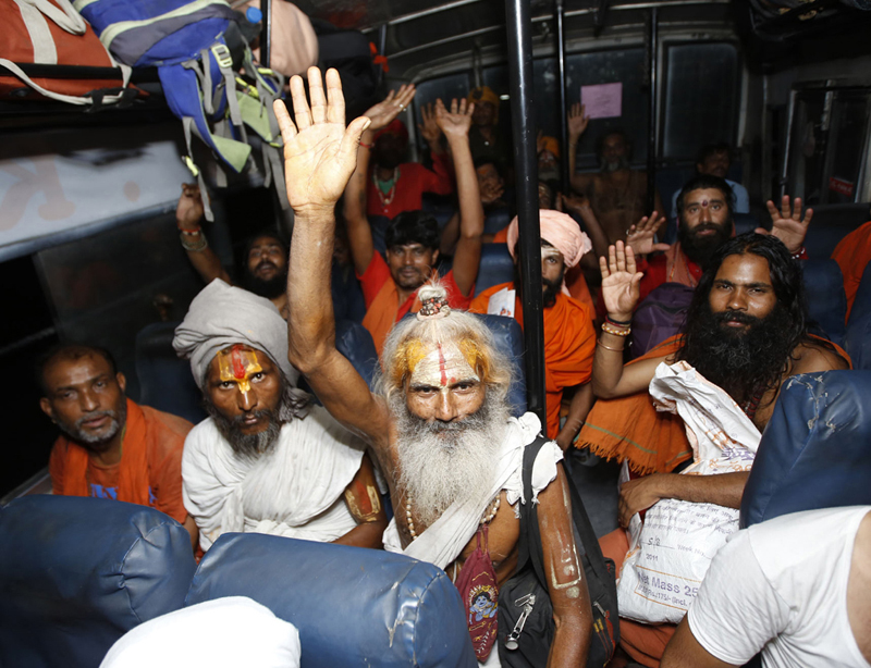 Shri Amarnath Ji bound yatris leaving Jammu for Nunwan base camp on Wednesday. —Excelsior/Rakesh