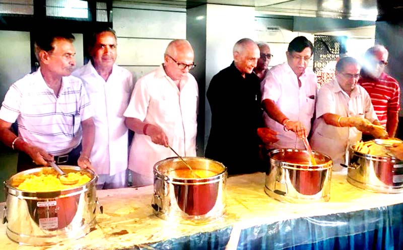 Members of Central Mahajan Sabha serving Amarnath pilgrims at Jammu on Sunday.