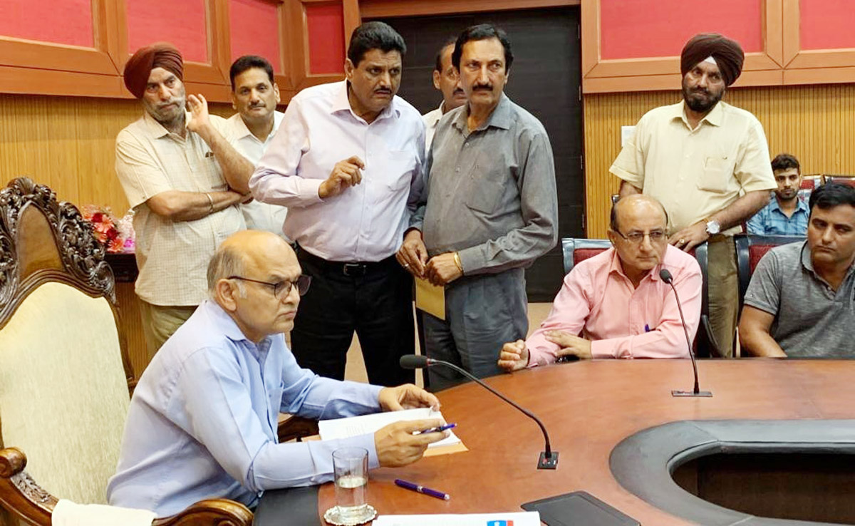 Deputation of Hot Mix Plant Holders Association taking up issues with with Advisor KK Sharma.