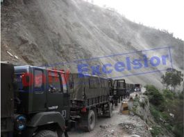 Army convoy stranded on highway at Ramban after landslides on Thursday. —Excelsior/Parvez Mir