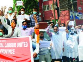 Casual labourers staging protests in Jammu and Srinagar on Monday. -Excelsior/Rakesh, Tariq Mir