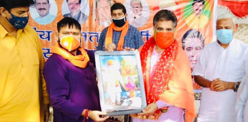 BJP J&K President Ravinder Raina presenting a portrait to Kissan Morcha president Omi Khajuria at a farmers programme held at Mishriwala on Tuesday. BJP J&K President Ravinder Raina presenting a portrait to Kissan Morcha president Omi Khajuria at a farmers programme held at Mishriwala on Tuesday.