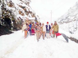 Trapped in heavy snow, five tourists and 10 locals being rescued by police and GREF men from Sarthal in Bani area. -Excelsior/ Pardeep