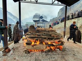 Muslims performing last rites of Kashmiri Pandit in Baramulla. — Excelsior/Aabid Nabi