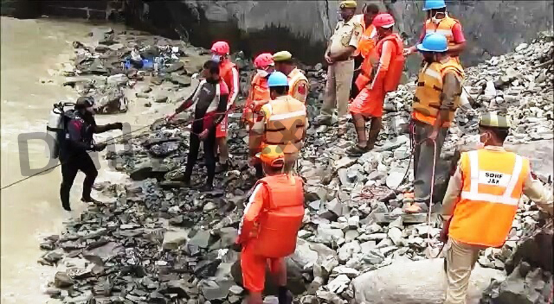 NDRF team continues search operation in river Chenab to trace four family members including RPF Sub Inspector in Ramban.