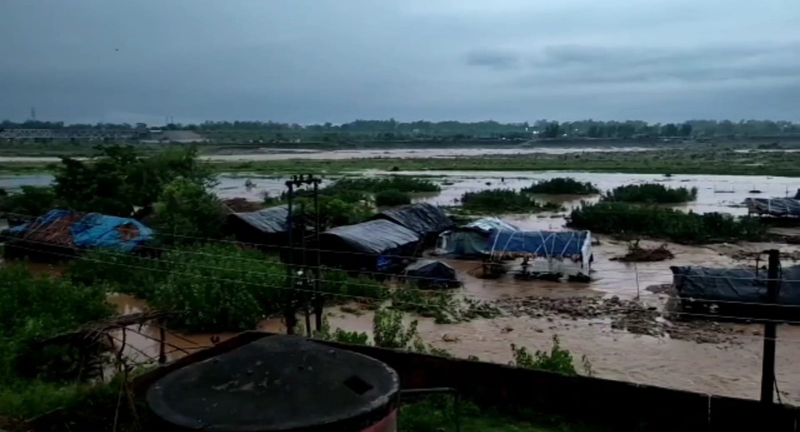 Flooded Ravi water enters some huts near river bank at Lakhanpur in Kathua on Monday. —Excelsior/Pardeep