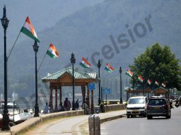 Boulevard Road on the banks of Dal lake in Srinagar bedecked with national flags. —Excelsior/Shakeel