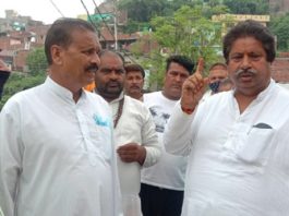 Senior Congress leader Raman Bhalla interacting with people in RS Pura constituency.