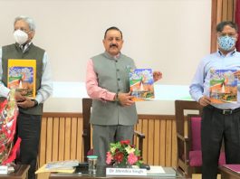 Union Minister Dr Jitendra Singh releasing the special issue of "Science Reporter" highlighting 75 years of India's progress in the field of Science, at New Delhi on Friday. He is flanked by Principal Scientific Advisor Dr Vijay Raghavan, Secretary S&T Dr Ashutosh Sharma, Secretary Biotechnology Dr Renu Swaroop and DG CSIR Dr Shekhar Mande.