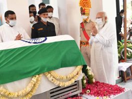 Prime Minister Narendra Modi pays his last respects to late Kalyan Singh in Lucknow on Sunday. (UNI)