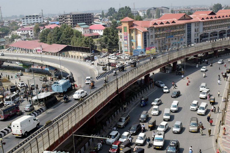 Srinagar witnesses huge rush of traffic after four days on Monday. -Excelsior/Shakeel