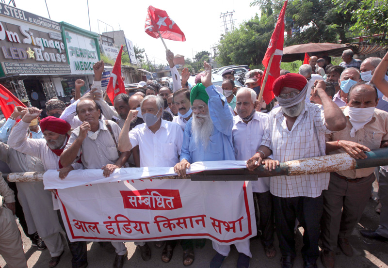 Farmers led by (CPI-M) leader, MY Tarigami staging protest near Press Club in Jammu on Monday. -Excelsior/Rakesh