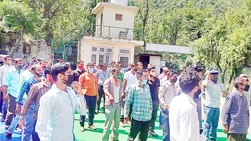 Need based workers raising slogans during protest at Chanderkote in Ramban. -Excelsior/Pervaiz