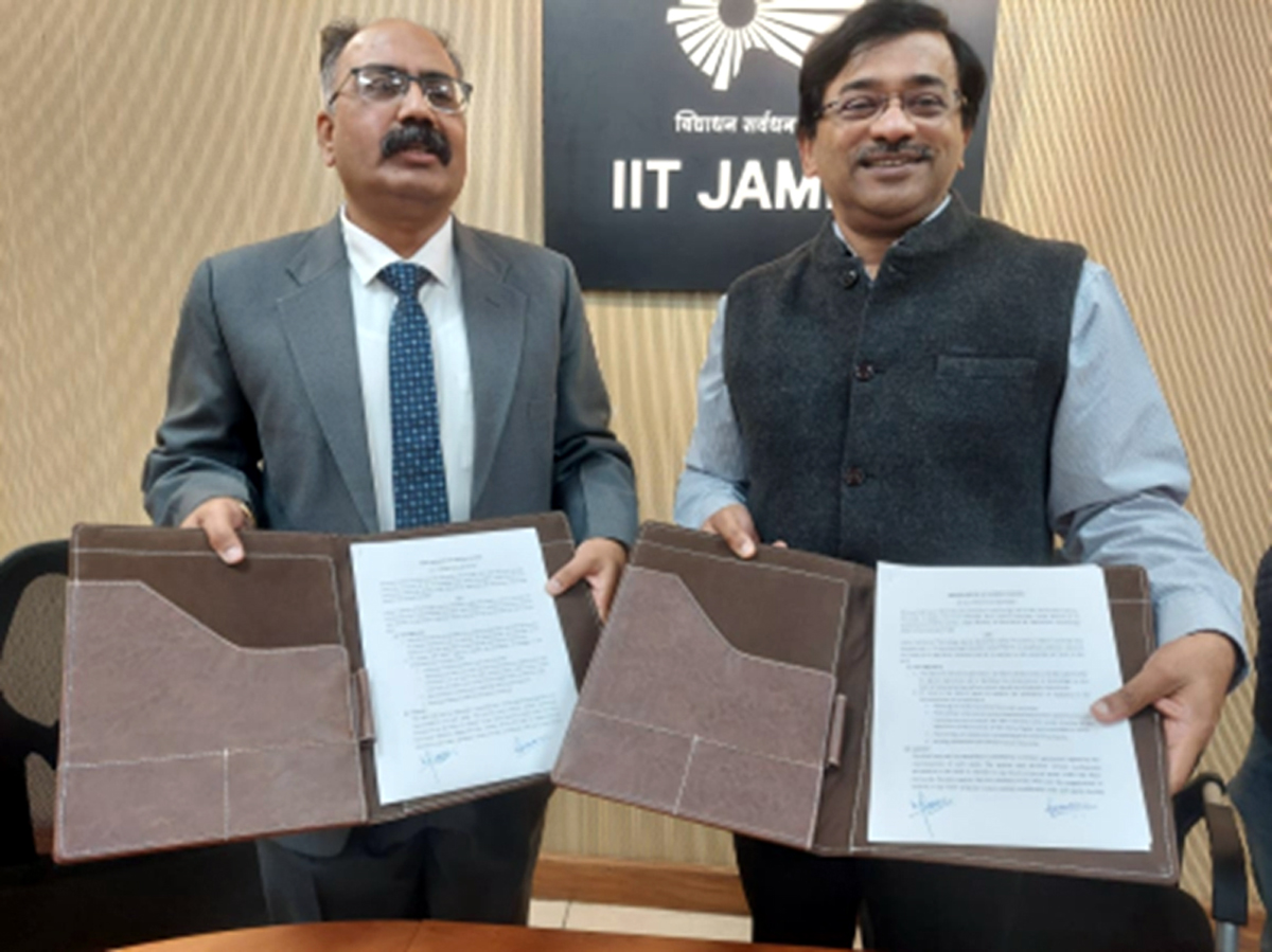 Director IIT Jammu and Executive Director NIELIT J&K displaying copies of MoU signed by them.