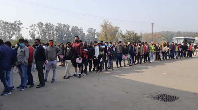 Long queue of people for COVID testing at Lakhanpur on Friday. -Excelsior/Pradeep Sharma