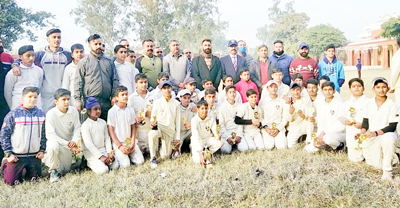 Winners posing for a group photograph with dignitaries at Akhnoor.