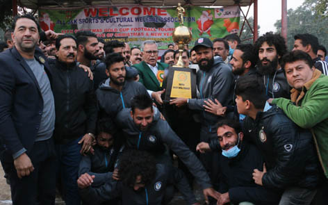 Farooq Khan, Advisor to the Lt Governor presenting title trophy to winning team. -Excelsior/Rakesh