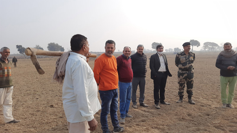 BSF and officers of civil administration with farmers at IB in Hiranagar Sector to supervise the cultivation of land by farmers after 20 years. - Excelsior/ Pardeep Sharma