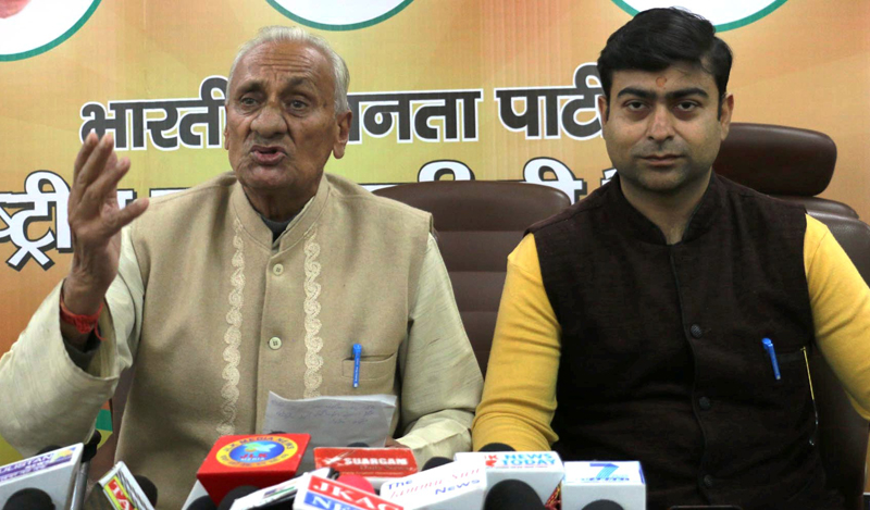 Senior BJP leader, Kuldeep Raj Gupta addressing a press conference at Jammu on Thursday. —Excelsior/Rakesh