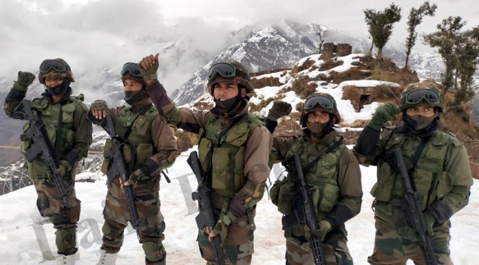 Army personnel patrolling the Line of Control (LoC) at an altitude of 7000 feet from sea level after snowfall in Poonch district on Wednesday. -Excelsior/Rahi Kapoor