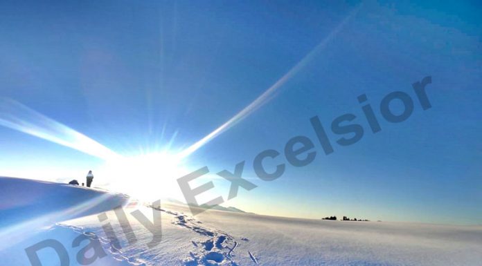 Amazing view of Sunset at snow-clad Jantroon Top in Doda district. —Excelsior/Rafi Choudhary