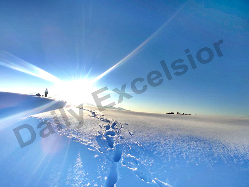 Amazing view of Sunset at snow-clad Jantroon Top in Doda district. —Excelsior/Rafi Choudhary