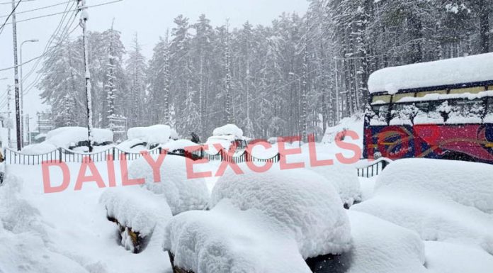 Patnitop tourist resort experiences season’s heavy snowfall on Saturday. -Excelsior/K Kumar