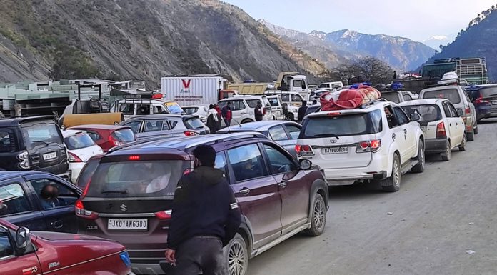 Massive traffic jam at Ramban after landslides near Mehar on Tuesday. — Excelsior/Parvaiz Mir