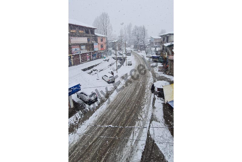 A view of snow clad Shopian town in Kashmir. —Excelsior/Younis Khaliq