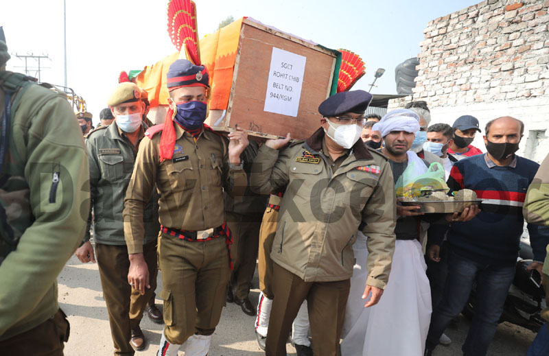 DGP and other police officers taking martyr Rohit’s body for cremation at Jogi Gate, Jammu on Thursday. —Excelsior/ Rakesh