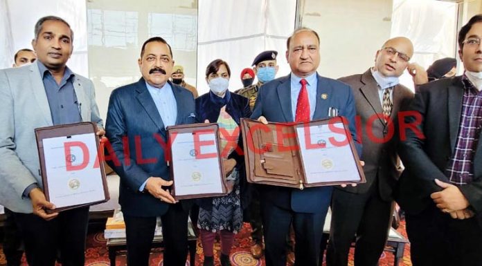 Union Minister Dr Jitendra Singh flanked by Director AIIMS Dr Shakti Gupta and Director IIIM Dr S Reddy during the signing of MoU between the two institutions at Vijaypur on Saturday. —Excelsior/Nischant