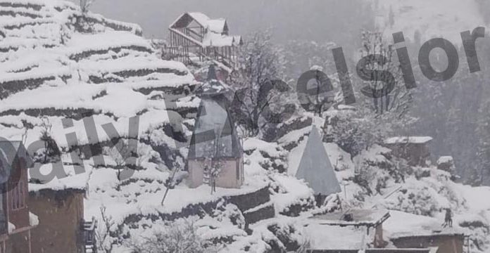 Gandoh town of district Doda experiences season’s first snowfall on Wednesday. —Excelsior/Rafi Choudhary