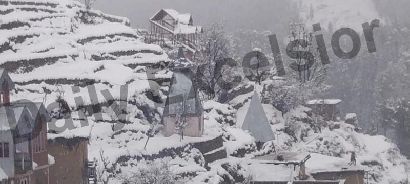 Gandoh town of district Doda experiences season’s first snowfall on Wednesday. —Excelsior/Rafi Choudhary