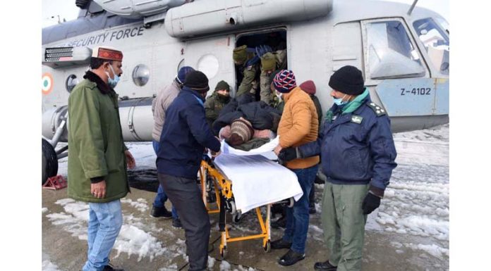 IAF airlifts four patients including a BSF jawan from the snow-bound Tangdhar sector in Kashmir. -Excelsior/Abid Nabi