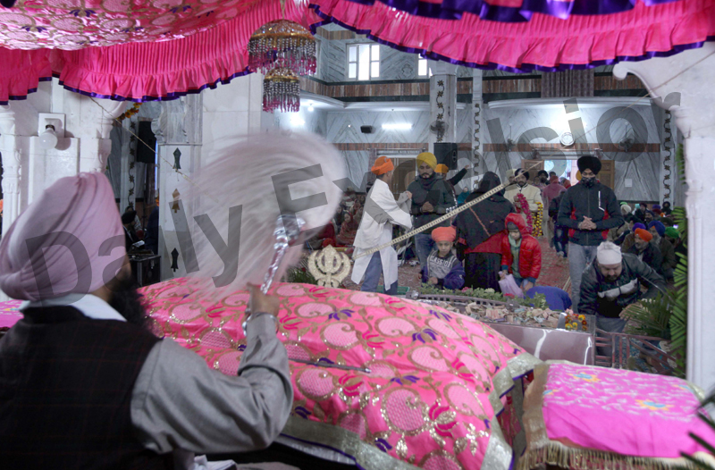 Devotees paying obeisance at Gurdwara Sri Guru Nanak Dev Ji, Chand Nagar in Jammu on Wednesday. —Excelsior/Rakesh