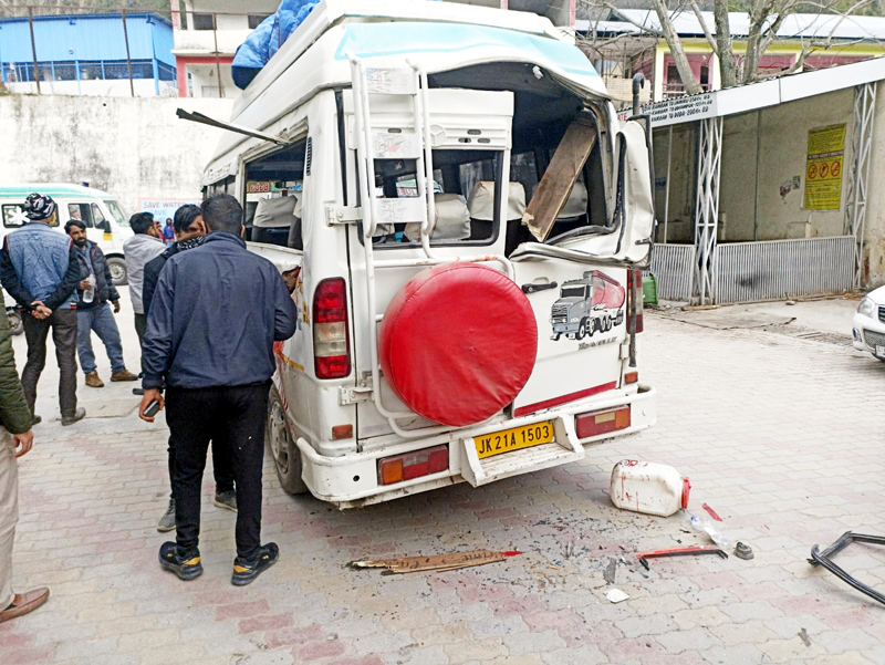 A tempo traveller hit by a boulder at Cafteria Morh in Ramban district. — Excelsior/Parvaiz Mir