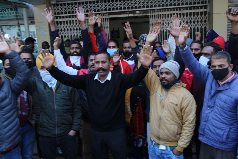 Safai Karamcharis of JMC protesting in Jammu on Friday. —Excelsior/Rakesh