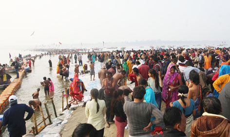 Hindu devotees gather on the banks of Sangam, the confluence of the Ganges, Yamuna and Saraswati rivers to take a holy dip on the occasion of Makar Sankranti during the ongoing Magh Mela festival, in Prayagraj on Friday. (UNI)