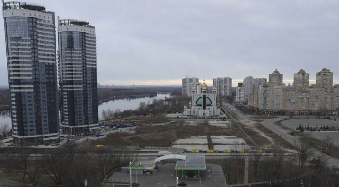 Photo taken on Sunday shows the empty street in the early morning in Kiev, capital of Ukraine. (UNI)