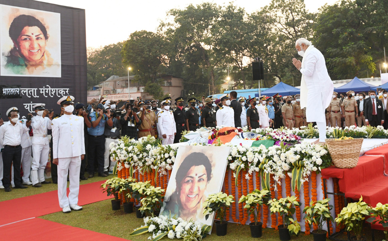 Prime Minister Narendra Modi paying tribute to late singer Lata Mangeshkar in Mumbai on Sunday.(UNI)