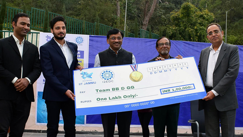 Principal Secretary, HED, Rohit Kansal presenting cheque to winning team of 12EDC Pitch Desk Competition.