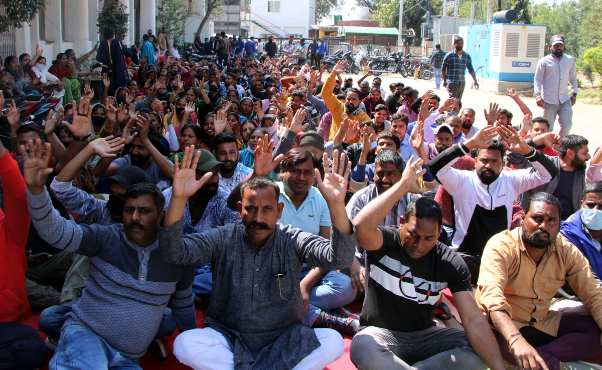 JMC Safaikaramcharis during a protest at Town Hall, Jammu. -Excelsior/Rakesh