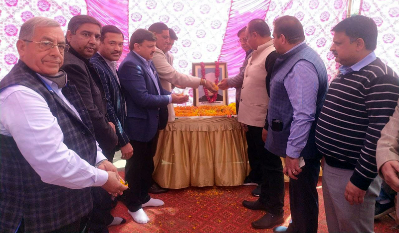 JMC Mayor, Chander Mohan Gupta and others pay floral tributes to Sher-I-Duggar, Lala Hansraj Mahajan at Jammu on Monday.