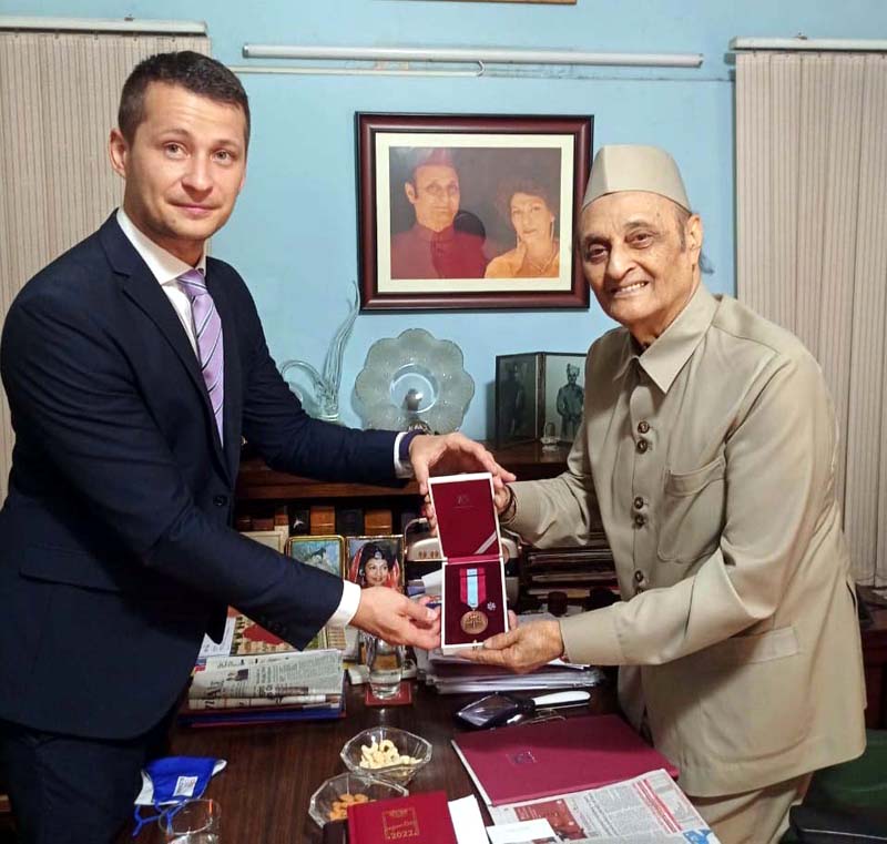 A representative from Embassy of Slovakia presenting Memorial Medal of the Tree of Peace to Dr. Karan Singh.