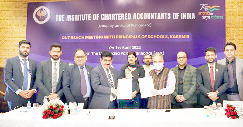DSEK Dr Tasaduk Hussain and ICAI members showing MoU signed between them.