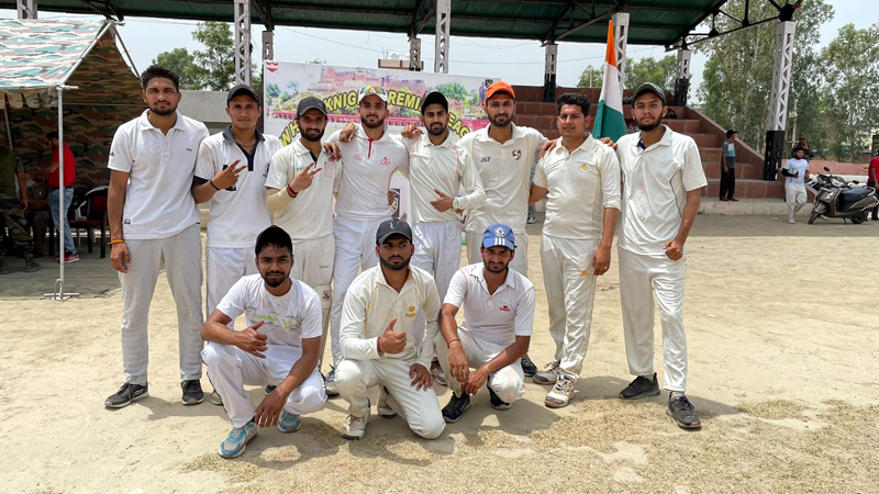 Winners displaying winning sign at Kathua. -Pardeep/Excelsior