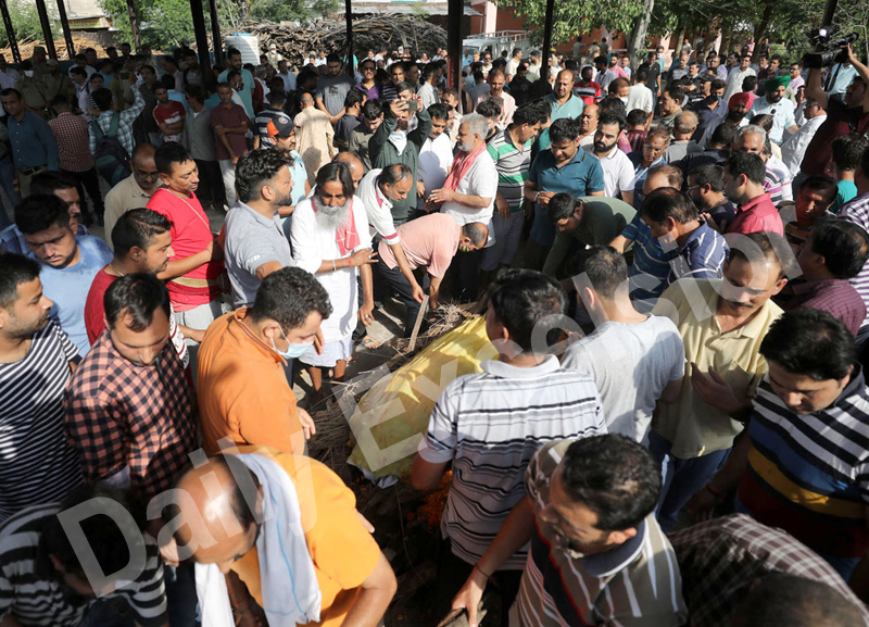 Crowd gathered at Bantalab crematorium to perform last rites of Rahul Bhat martyred by militants.— Excelsior/Rakesh