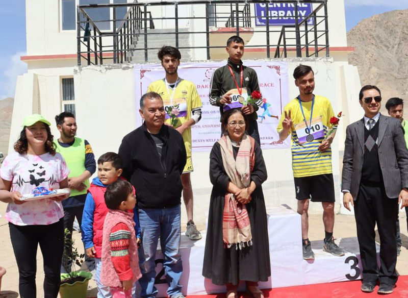 Winners posing for a group photograph alongwith dignitaries at Leh on Sunday. —Excelsior/Morup Stanzin